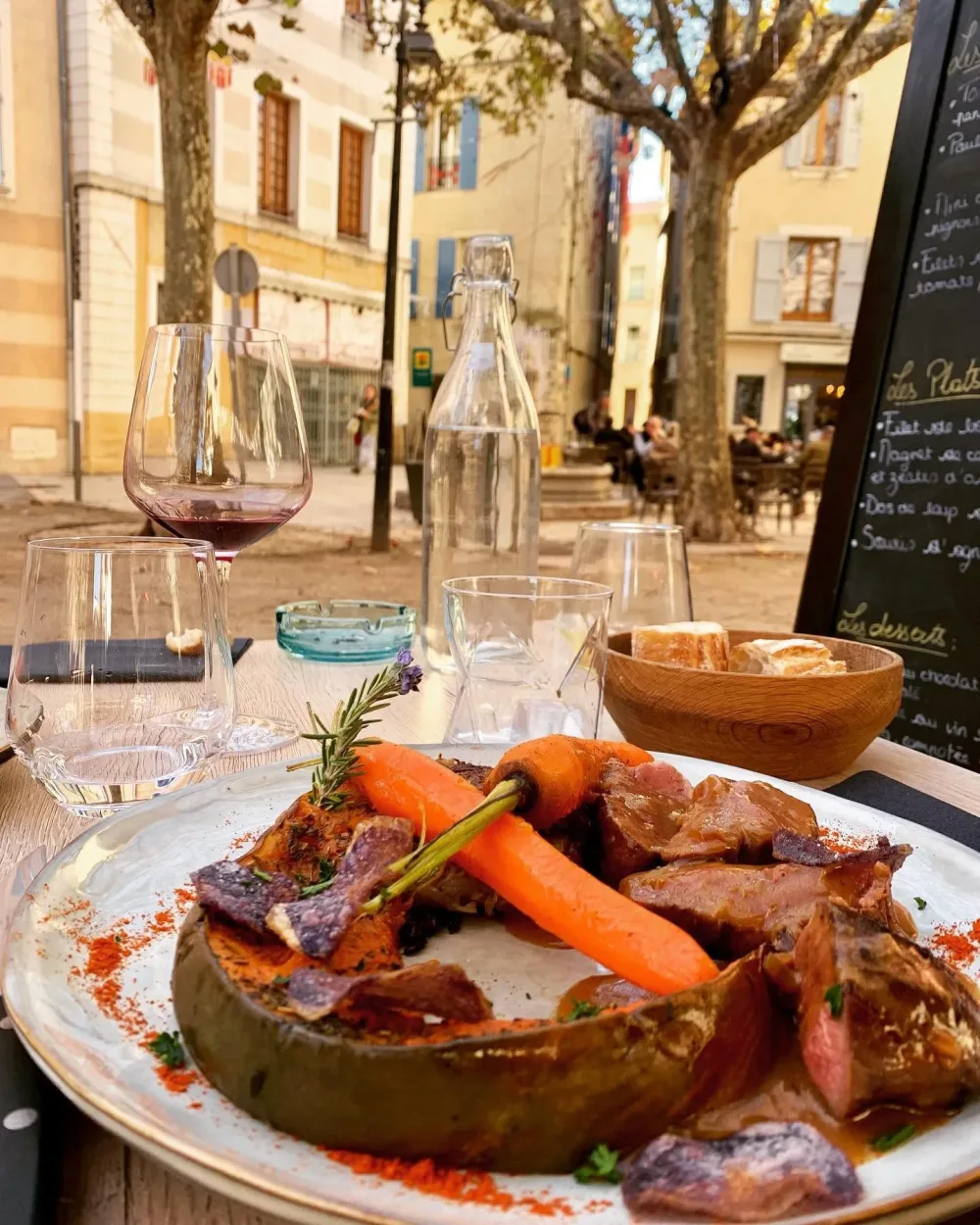 Agneau et légumes de saison, dégusté en terrasse