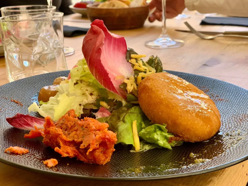 Croquette dorée et salade du marché