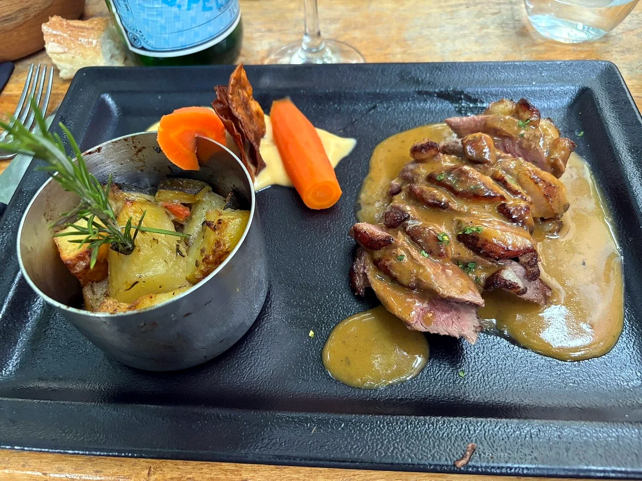 Magret de canard tranché, jus et légumes de saison