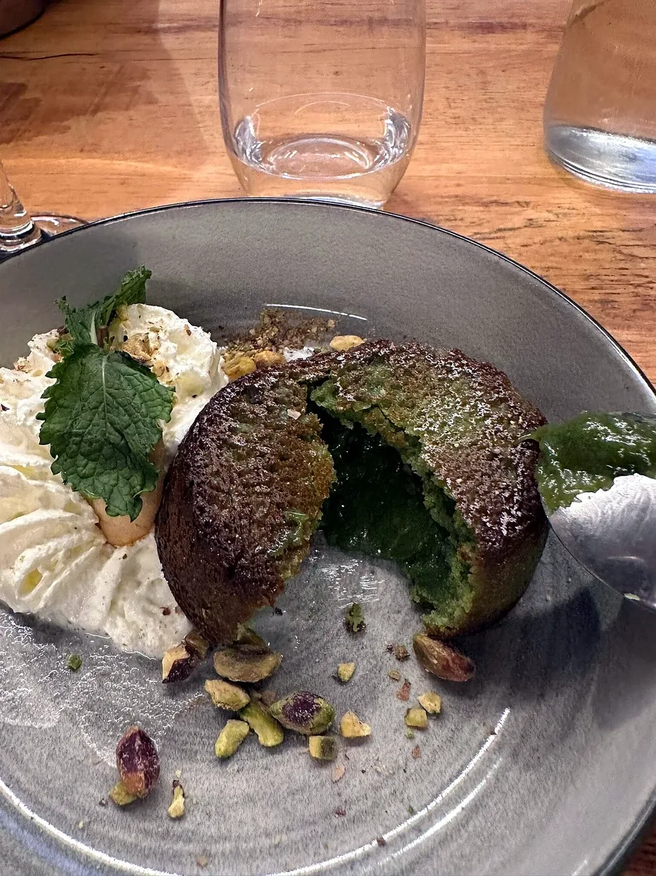 Mi-cuit au chocolat coulant, éclats de pistache