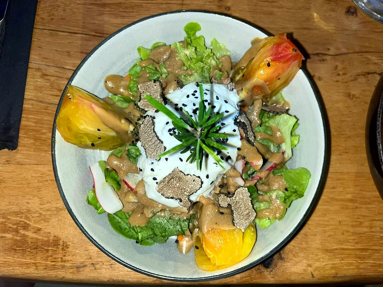 Œuf mollet pané, salade colorée et copeaux du marché