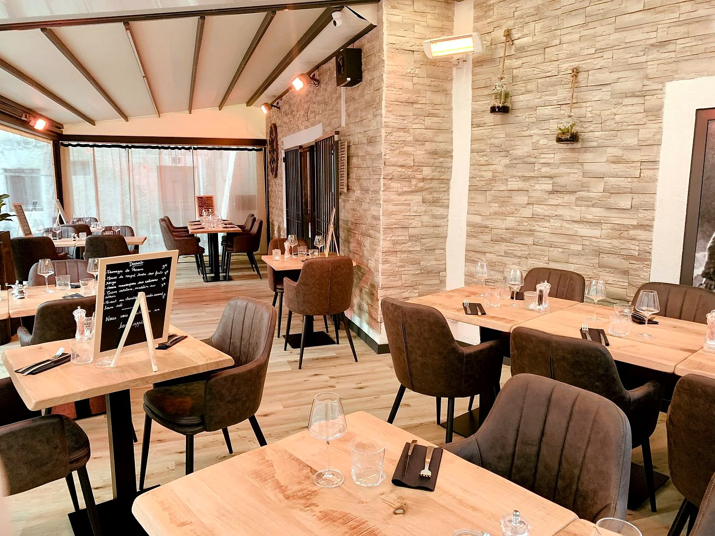 Salle du Petit Provençal, murs en pierres dorées et tables dressées