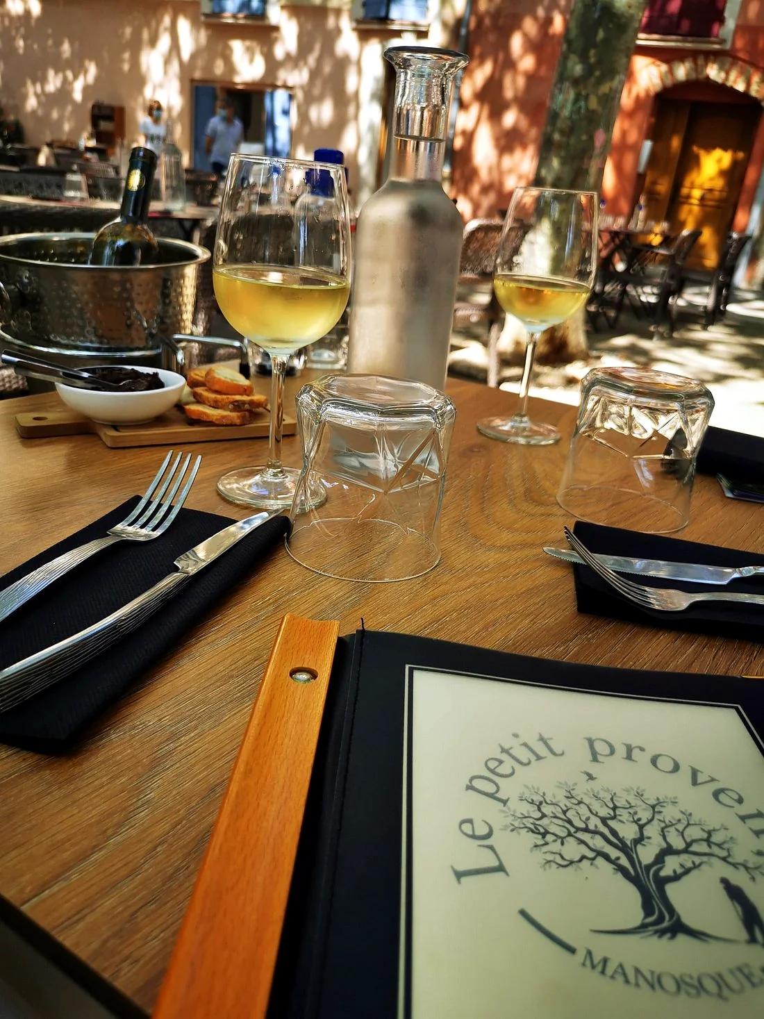 Dressage de table, verres de vin et menu du Petit Provençal