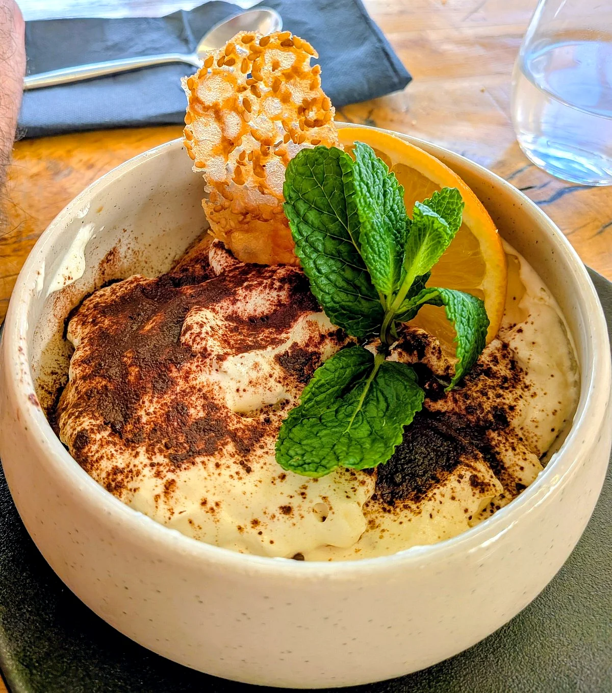 Tiramisu maison, tuile croustillante et menthe fraîche